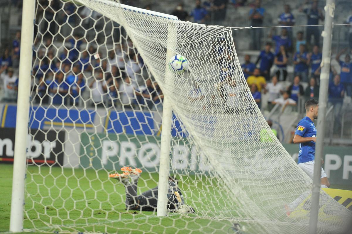 Cruzeiro venceu com facilidade o time paranaense na noite deste sbado
