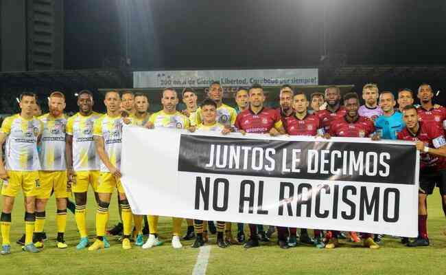 Jogadores do Carabobo e do Deportivo Tchira fizeram manifestao contra o racismo 