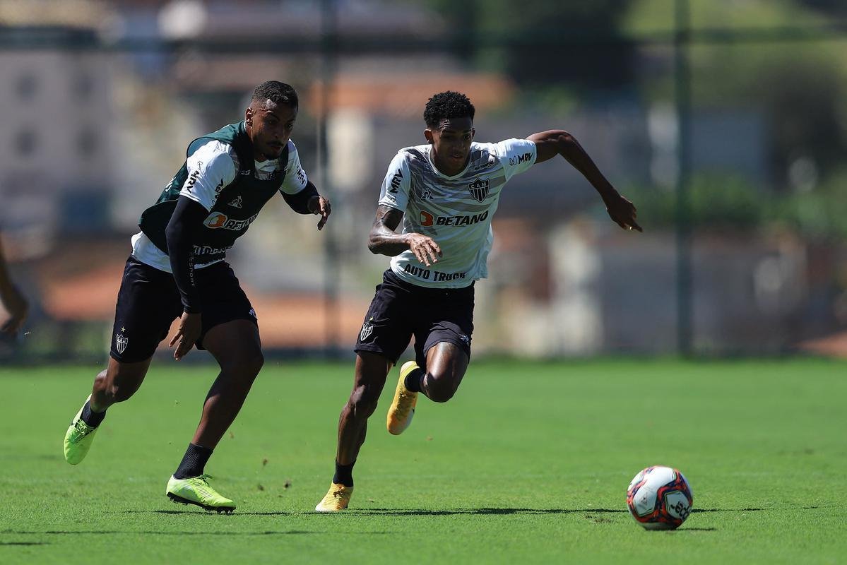 Fotos do coletivo entre profissionais e sub-20 do Atltico