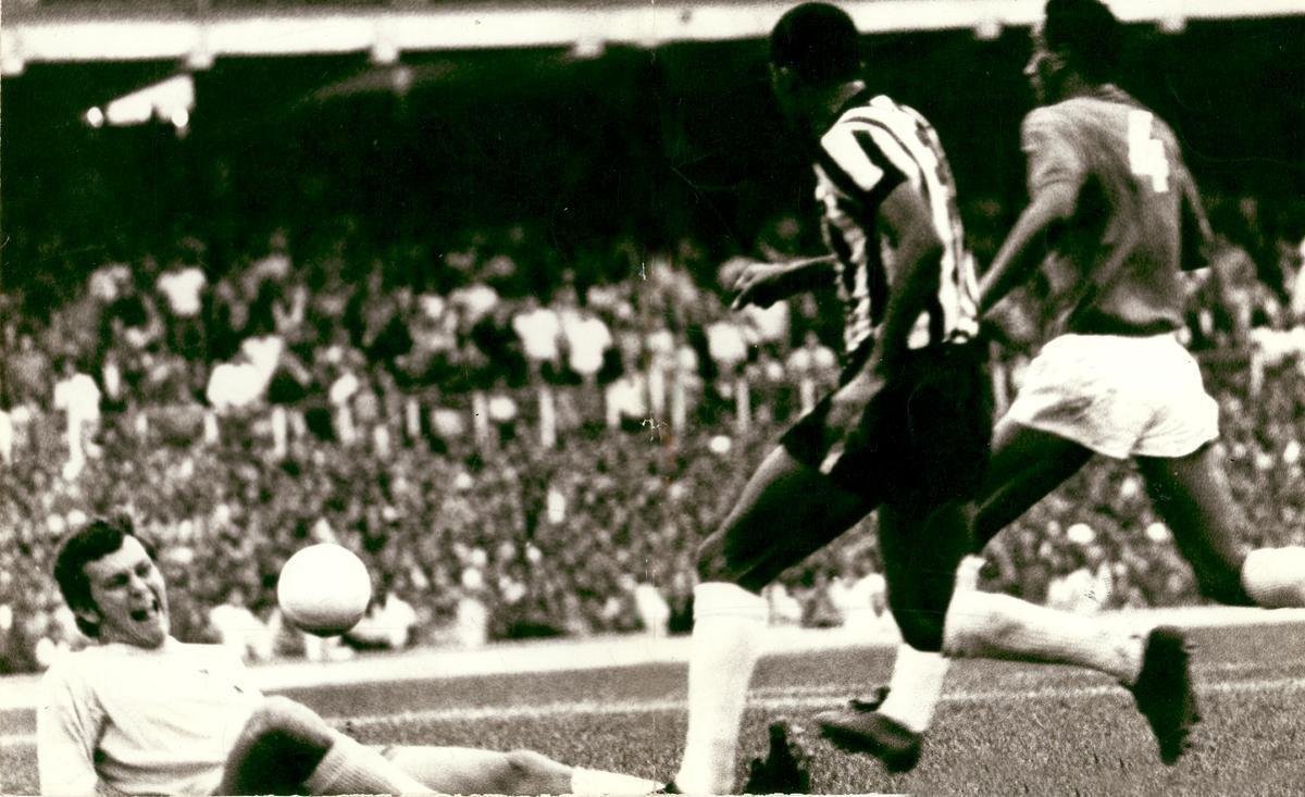 1970 - No Mxico, a Seleo encantou o mundo. Durante aquele Mundial, o Atltico disputou apenas amistosos. Em 30 de maio - um dia antes da abertura da Copa -, o time alvinegro empatou por 2 a 2 com o Cruzeiro, no Mineiro, pelo Estadual. Na volta do Campeonato Mineiro aps o tricampeonato, a equipe comandada por Tel Santana derrotou o Valrio por 3 a 2, em 27 de junho, no Mineiro.