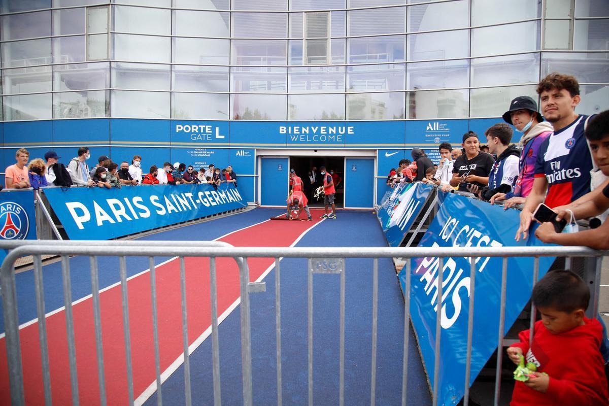 Messi embarcou para Paris para assinar com o PSG; torcedores esperam a chegada do astro argentino