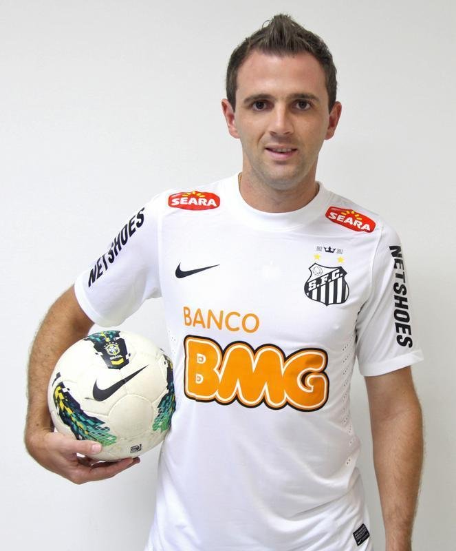 Em 2013, o Cruzeiro vendeu Montillo ao Santos por 10 milhes de euros e ficou com 6 milhes, referentes aos 60% aos quais tinha direito.