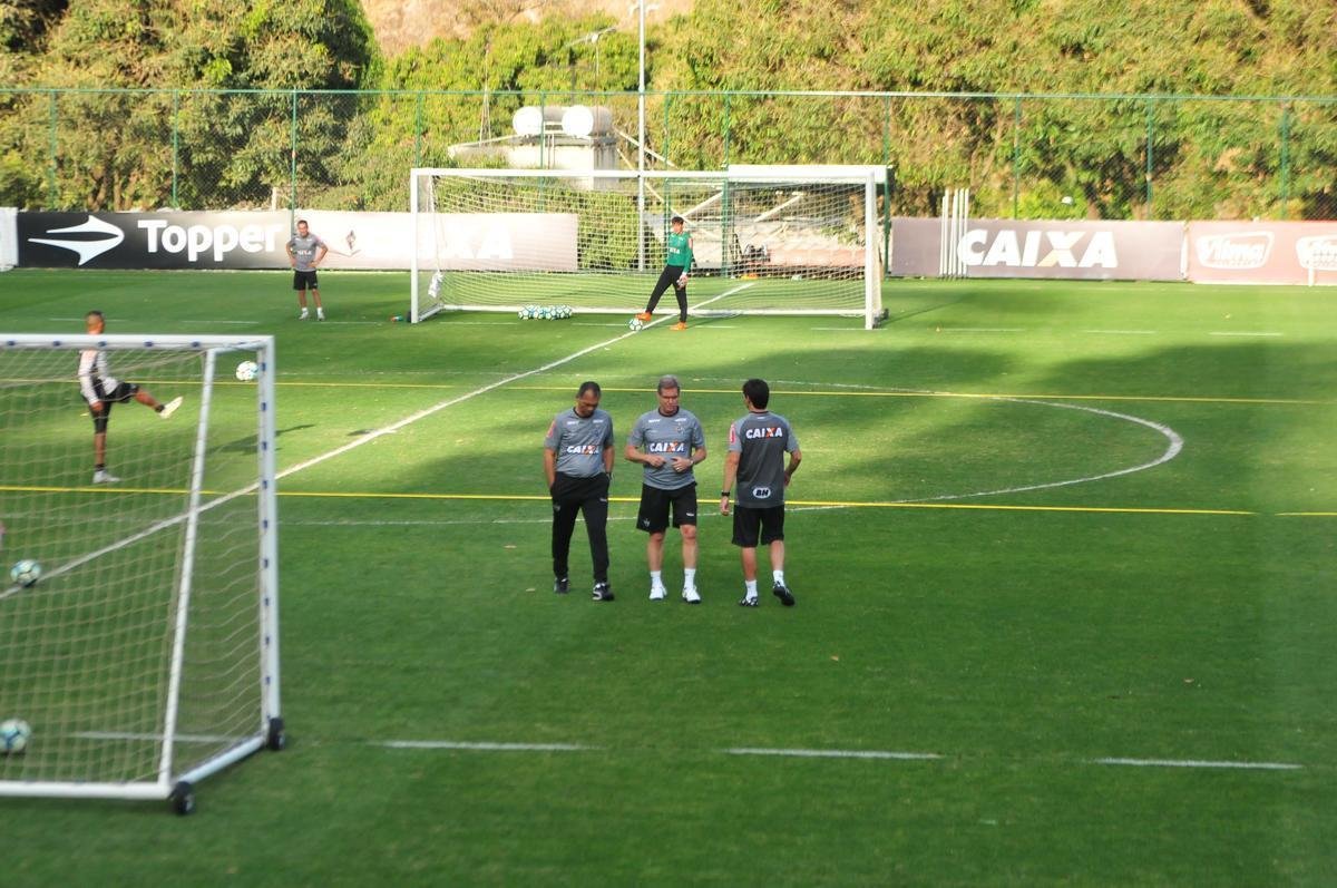 O tcnico Oswaldo de Oliveira foi apresentado na tarde desta tera-feira e, em seguida, comandou treino na Cidade do Galo
