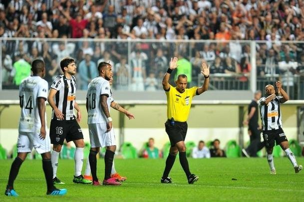 Galo deslanchou no segundo tempo com gols de Fbio Santos, de pnalti, e Vinicius