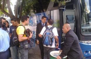 Imprensa, que espera na sede do clube, foi convidada a entrar em nibus do Cruzeiro para ir ao encontro de Ded, em local no revelado
