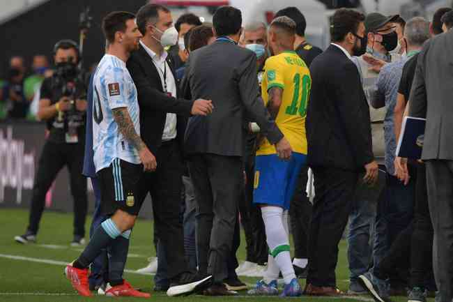 Messi e Neymar durante confuso que interrompeu o jogo em So Paulo