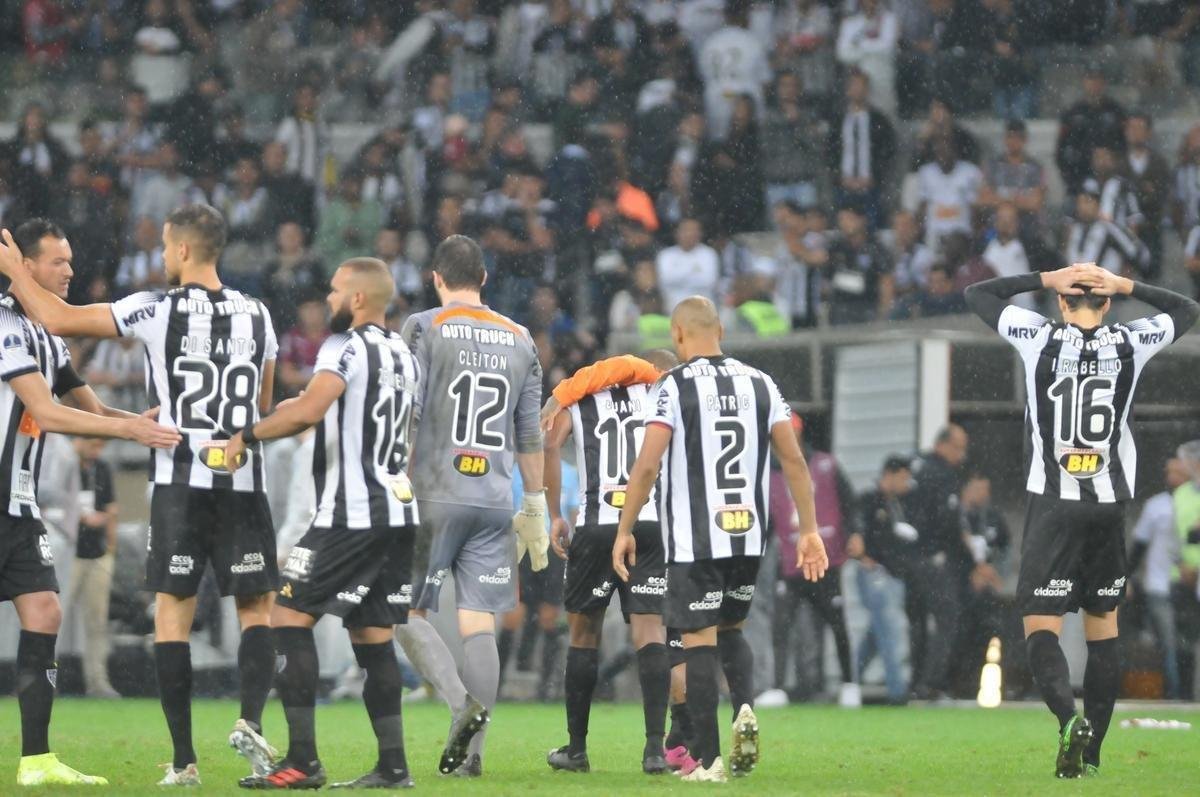 Atltico perdeu por 4 a 3 para o Coln nos pnaltis e foi eliminado da Copa Sul-Americana. Goleiro argentino Burin defendeu penalidades de Rver e Cazares