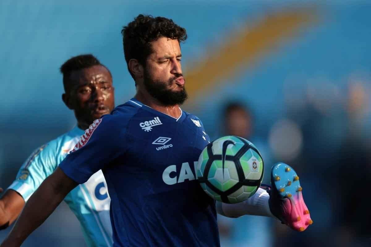 Apesar de ter dominado a partida, Cruzeiro perdeu para o Ava por 1 a 0, neste domingo, na Ressacada
