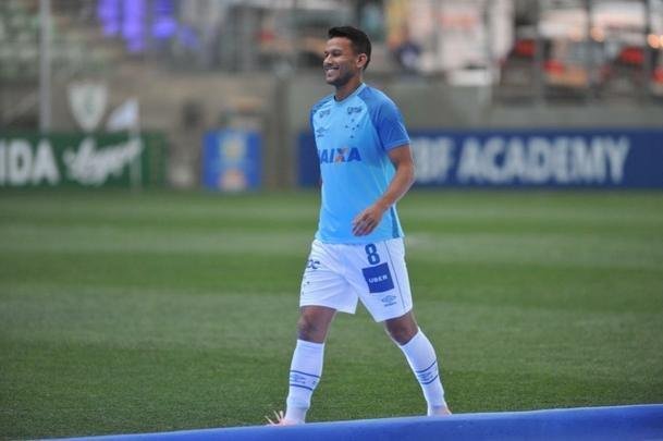 Jogadores, integrantes da comisso tcnica e dirigentes do Cruzeiro recebem faixas alusivas ao ttulo da Copa do Brasil