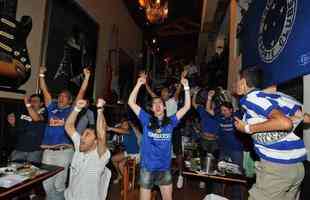 Torcedores do Cruzeiro comemoram o ttulo brasileiro em bares de BH
