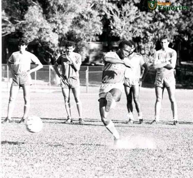 Lateral-esquerdo Wladimir, ex-Corinthians, em sua passagem pelo Cruzeiro em 1988; na foto, ele treina na Toca