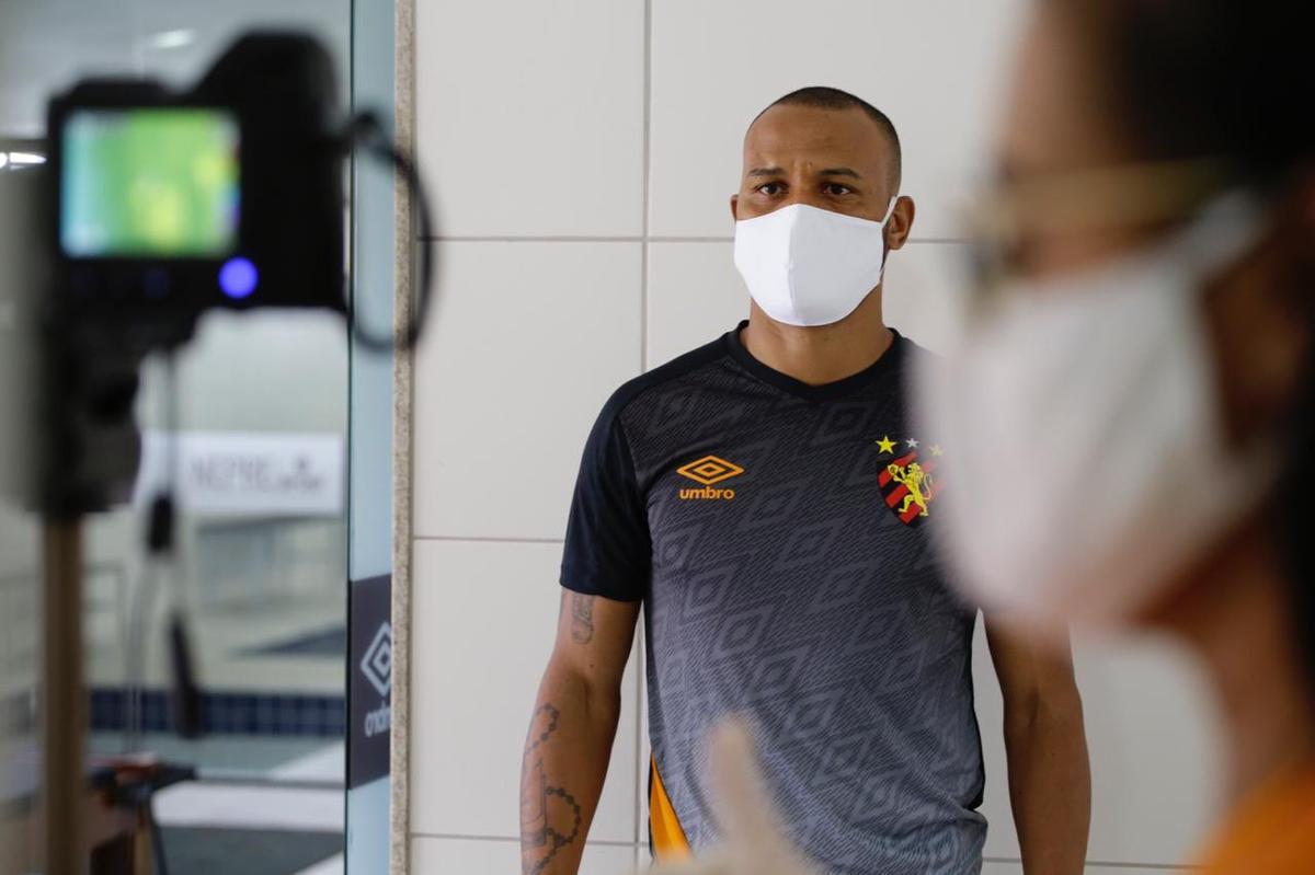 Jogadores do Sport já chegam uniformizados e serão submetidos diariamente a testes por aferição de temperatura e medição de oxigênio