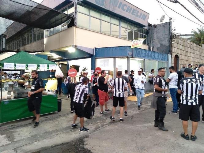 Torcida do Atltico movimenta ruas prximas ao Mineiro antes do jogo 