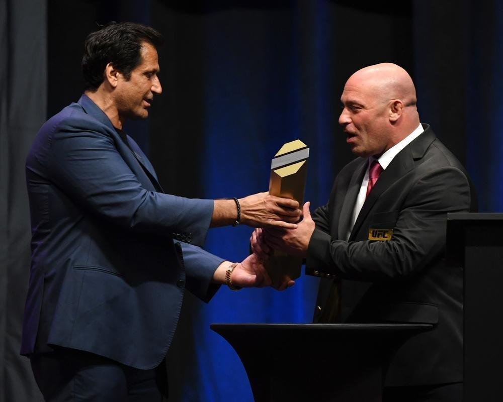 Ex-campeo dos meio-mdios, Matt Serra recebe prmio das mos de Ray Longo