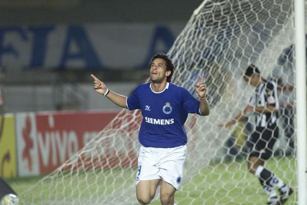 Fred em ação pelo Cruzeiro entre 2004 e 2005