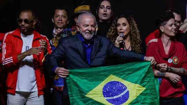 Lula segura bandeira do Brasil durante comcio em So Paulo
