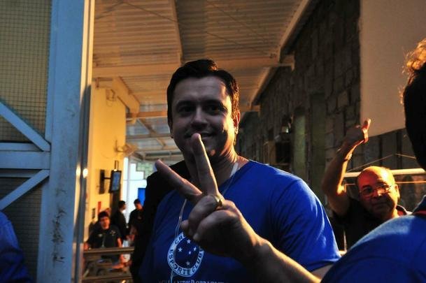 Fotos da eleio presidencial no Cruzeiro. Parque esportivo do Barro Preto, em BH, esteve lotado durante tarde e noite desta segunda-feira. Srgio Rodrigues mostra otimismo durante pleito