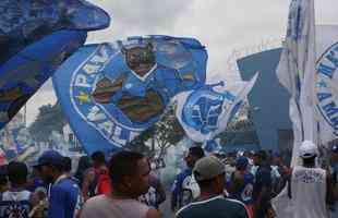 Torcedores do Cruzeiro foram  porta da Toca II apoiar os jogadores na vspera do jogo com o Flamengo