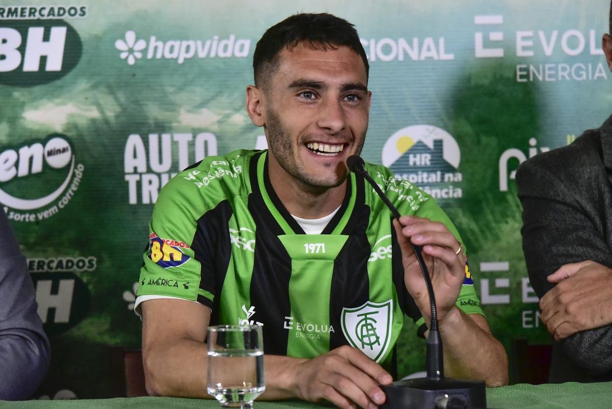 O meia argentino Emmanuel Martinez foi apresentado pelo Am�rica nesta ter�a-feira (16/8), em evento realizado no Mercado Central, em Belo Horizonte. 