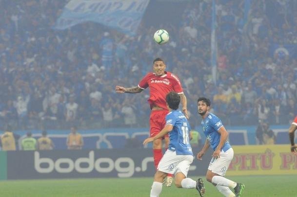 Fotos do primeiro tempo do duelo entre Cruzeiro e Internacional, no Mineiro, pela semifinal da Copa do Brasil