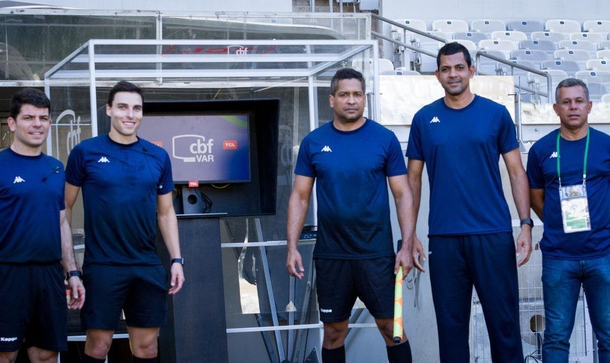 Com estreia marcada para o Mineiro na noite desta quarta-feira, no jogo entre Cruzeiro e Santos, pela Copa do Brasil, o VAR (rbitro de vdeo) foi testado em treino da equipe Sub-20 do clube celeste na tarde desta tera-feira. A equipe de juzes foi liderada por Rodolpho Toski Marques, que tambm ser o responsvel no duelo entre mineiros e paulistas. A iniciativa realizada faz parte das exigncias da FIFA para que a utilizao do VAR seja homologada no estdio. Durante as atividades, foram revisados lances de pnalti, impedimentos e aplicao de cartes, dentre outras situaes de jogo