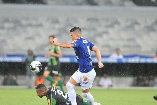 Cruzeiro e Amrica ficaram no empate, e permitiriam a chegada do Uberlndia  liderana