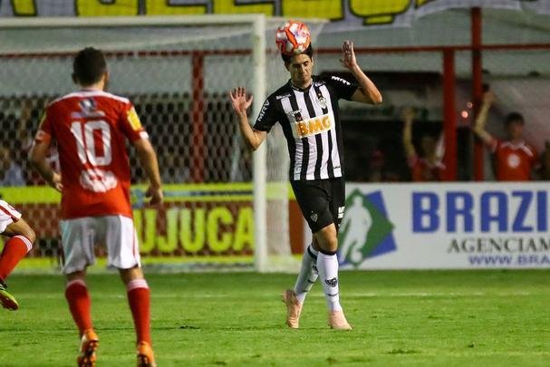 Matheus Mancini - De volta ao Atlético após passagem apagada pelo Londrina, Matheus Mancini precisou fazer longas perseguições aos atacantes rivais nos primeiros minutos do jogo de reestreia com a camisa alvinegra. Por sair muito da linha de defesa, o zagueiro deixou o espaço que deveria ocupar sem proteção. Depois, ajustou o posicionamento, foi importante e fez coberturas em velocidade que evitaram possíveis gols do Tombense.