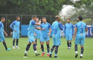 Sob chuva, Cruzeiro treinou na tarde desta sexta-feira na Toca II (Alexandre Guzanshe/EM D.A Press)