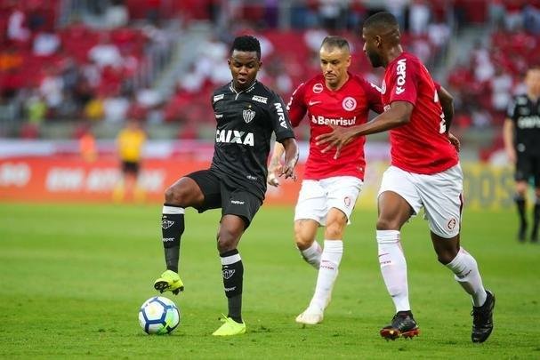 Galo derrotou Internacional no Beira-Rio com gols de Cazares e Terans; D'Alessandro descontou de pênalti