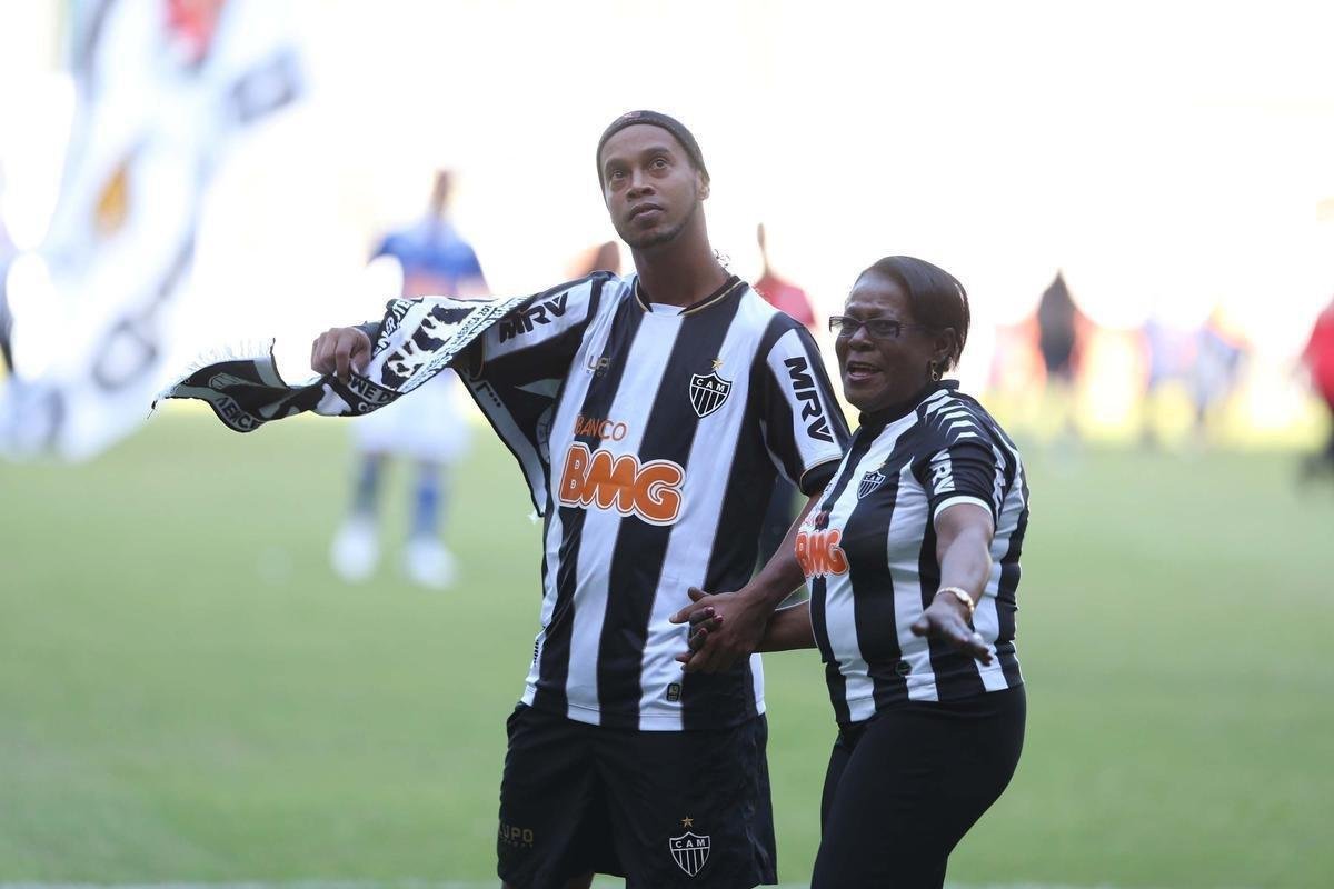 Dona Miguelina ao lado de Ronaldinho Gacho, em 12 de maio de 2013, antes de clssico contra o Cruzeiro, pela final do Campeonato Mineiro. Na ocasio, ela foi homenageada pela torcida do Galo no Independncia