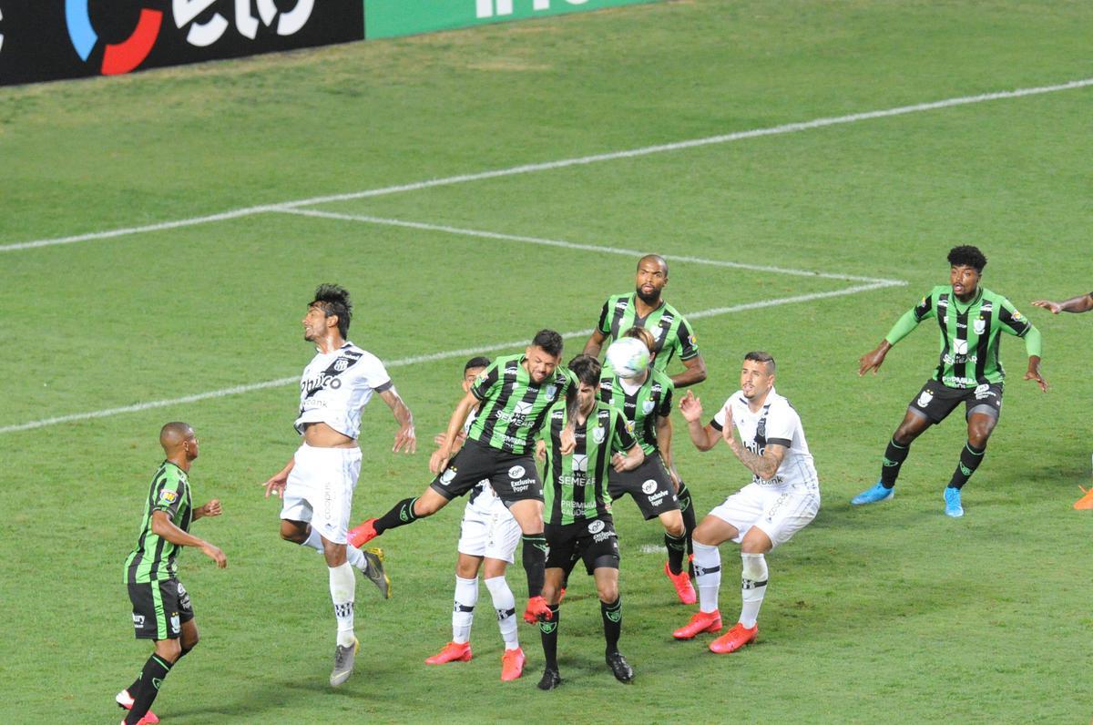Rodolfo, de pnalti, marcou o terceiro gol do Amrica sobre a Ponte Preta