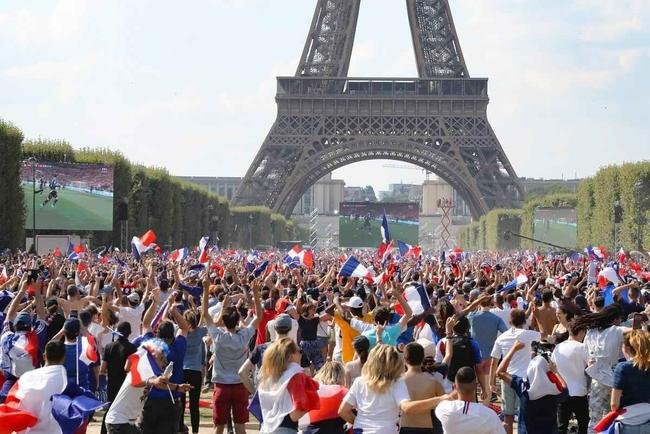 Franceses lotaram ruas de Paris e regi�o da Torre Eiffel durante a decis�o da Copa do Mundo
