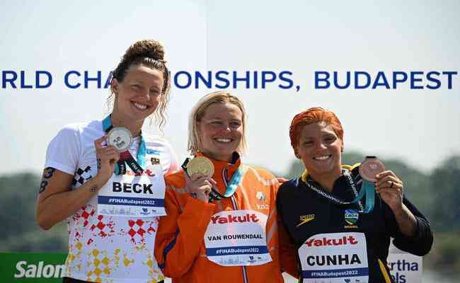 O pódio dos 10km do Mundial de Budapeste teve a alemã Leonie Beck (E), medalha de prata, e a campeã Sharon van Rouwendaal, holandesa, além de Ana Marcela Cunha 
