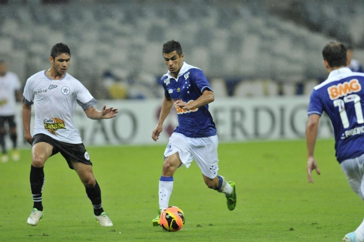 Lateral-esquerdo Egdio (Flamengo: 2003-2006, 2007-2009 e 2011 / Cruzeiro: 2013-2014): 41 jogos por Flamengo (1 gol) e 106 jogos por Cruzeiro (4 gols)