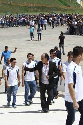 Governador Anastasia entregou uma placa aos campees brasileiros e recebeu uma camisa do Cruzeiro de presente, na Cidade Administrativa