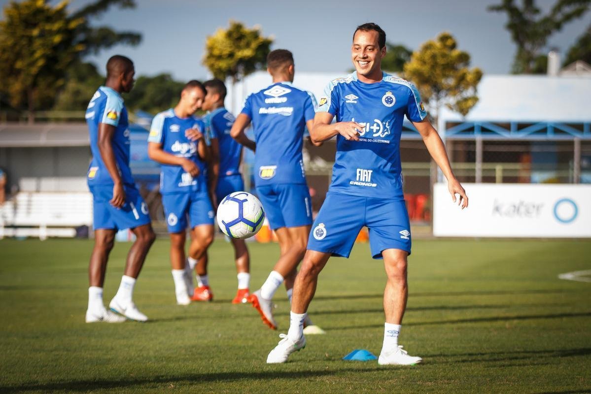 A comisso tcnica do Cruzeiro permitiu que a imprensa acompanhasse somente o comeo das atividades desta quinta-feira, na Toca da Raposa 2. Em campo, foi possvel ver o meia Rodriguinho, que segue programao especial de exerccios elaborada pelos profissionais do clube. O time se prepara para o jogo-treino de segunda-feira, contra o Amrica, que servir de teste visando  retomada das competies. No coletivo de tera-feira, a escalao teve Fbio; Lucas Romero, Ded, Leo e Egdio; Henrique e Jadson; Marquinhos Gabriel, Thiago Neves e David; Fred. Vale ressaltar que o meia Robinho havia sido poupado desse trabalho.