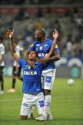 Em jogo com grande atuao do goleiro Fbio, Cruzeiro derrotou Santos de virada, por 2 a 1, com gols de Sass e Raniel; Gabriel Barbosa marcou para o Peixe, no Mineiro, pela 26 rodada do Brasileiro