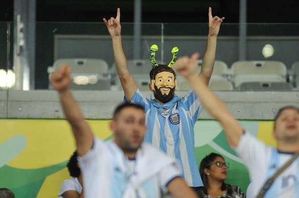 Torcedores na partida entre Argentina e Paraguai, no Mineiro, pela Copa Amrica