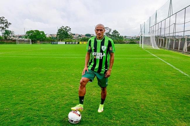 Fotos da apresentao do lateral-direito Nino Paraba no Amrica