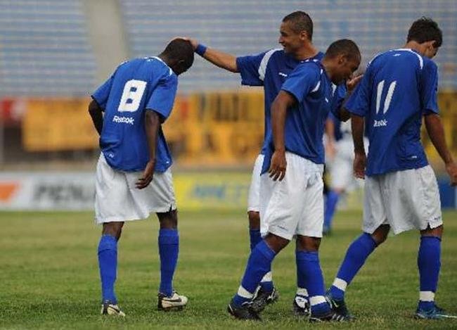 Em 2009, Cruzeiro derrotou Atltico por 4 a 2 no Estdio Centenrio, em Montevidu, pelo Torneio Internacional de Vero. Na histria, esse foi o nico clssico mineiro realizado fora do Brasil