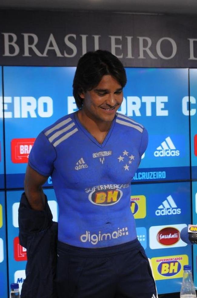 Fotos da apresenta��o do atacante Marcelo Moreno como novo refor�o do Cruzeiro para 2020. Duante entrevista, jogador foi acompanhado pela esposa Marilisy Antonelli e pela filha, Maria Clara