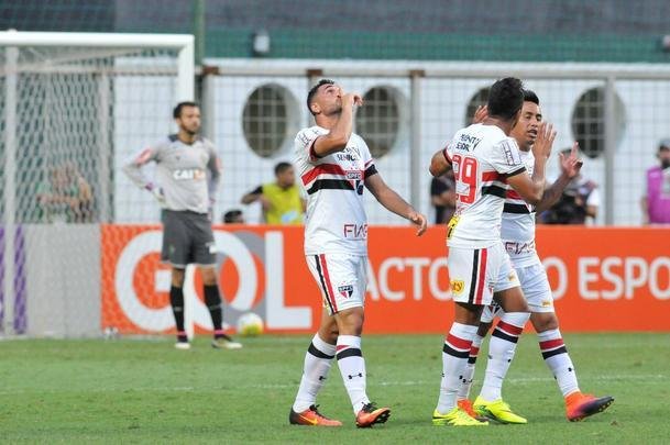 Gilberto marcou o gol da vitria de virada do So Paulo no Independncia