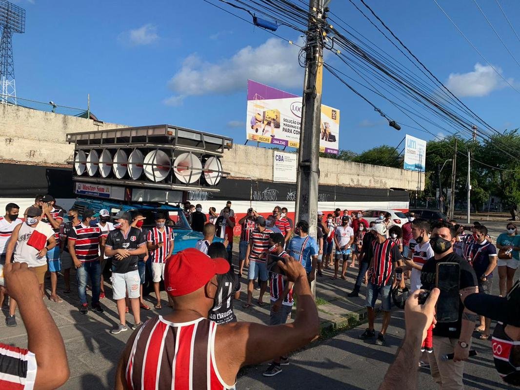 Enquanto a bola rolava para Ferroviário e Santa Cruz, neste domingo, grupo de torcedores se encontraram na sede do estádio do Arruda para protestar