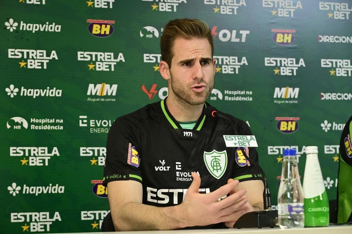 O goleiro Mateus Pasinato e o atacante Mikael foram apresentados pelo Amrica nessa quinta-feira (3/2), no CT Lanna Drumond