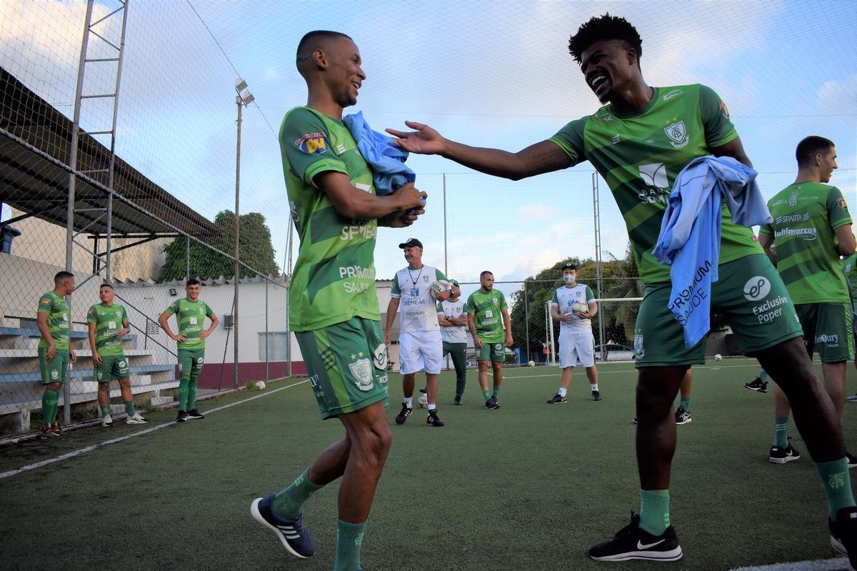 O América treinou na tarde desta sexta-feira (4) em Maceió, visando o confronto contra o CSA pela 26ª rodada da Série B do Campeonato Brasileiro. A partida será realizada neste sábado (5), às 18h30, no Estádio Rei Pelé, em Alagoas.