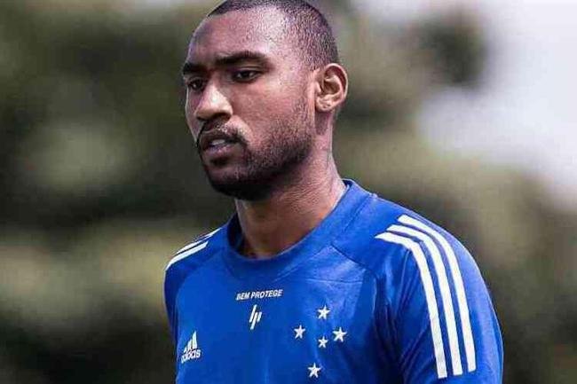 O zagueiro Arthur teve diagnstico positivo da COVID-19 em 25 de agosto. O jogador, que foi emprestado ao Amrica no restante desta temporada, foi submetido a exames antes da partida contra o Figueirense no primeiro turno da Srie B do Campeonato Brasileiro. Ele realizou a contraprova do exame, que confirmou a infeco. 