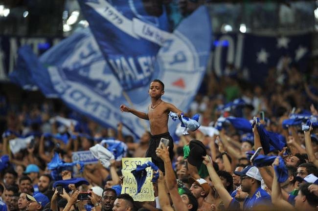 Gabriel Henry, o Gabrielzinho, de 11 anos, em festa na torcida do Cruzeiro durante a vitria por 1 a 0 sobre o Brusque, no Mineiro, pela Srie B de 2022