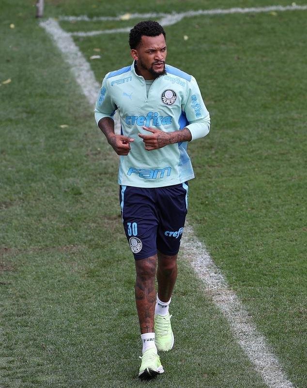 Jailson - Meio-campista ainda segue em tratamento de grave leso no joelho direito.