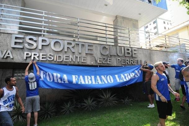 Imagens do protesto da torcida do Cruzeiro em frente ao clube social do Barro Preto