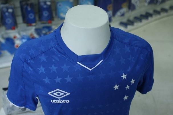 Imagens da camisa principal do Cruzeiro para a temporada de 2019